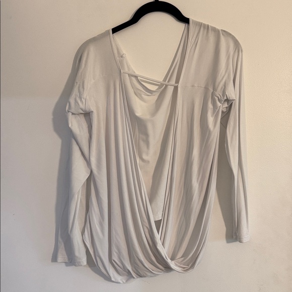 💋Zyia  Women’s  Namaste Long Sleeve T white Size Small - Picture 4 of 8